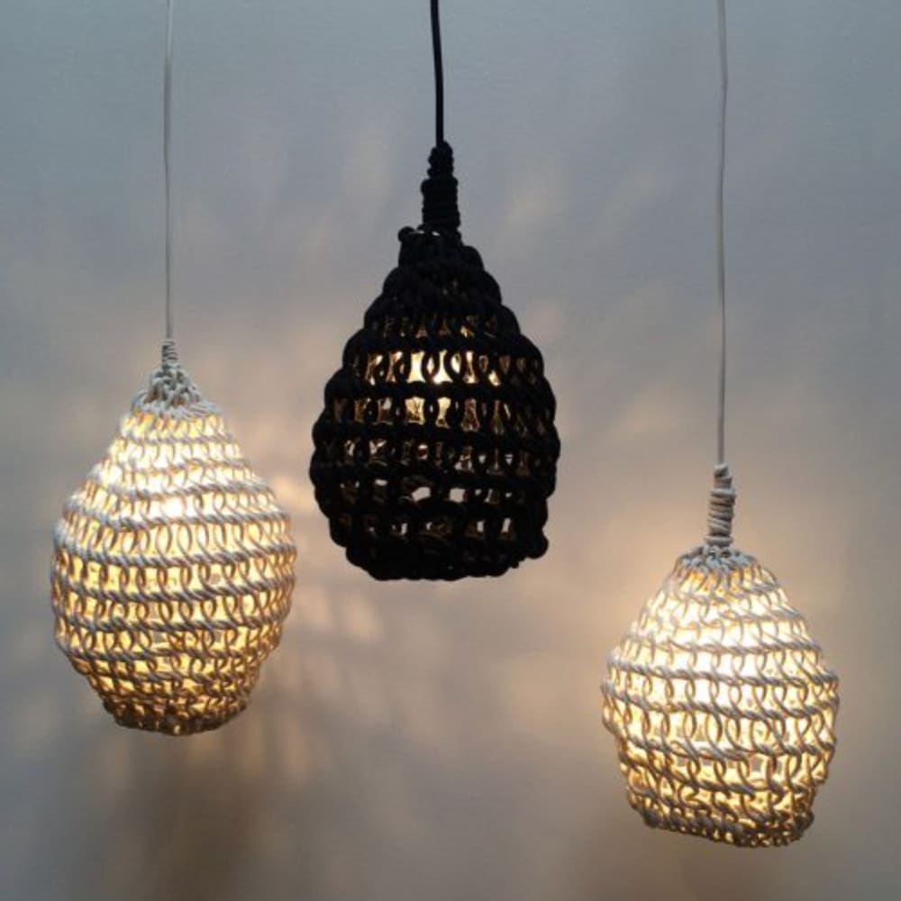 Lampes suspendues en macramé noir et crème