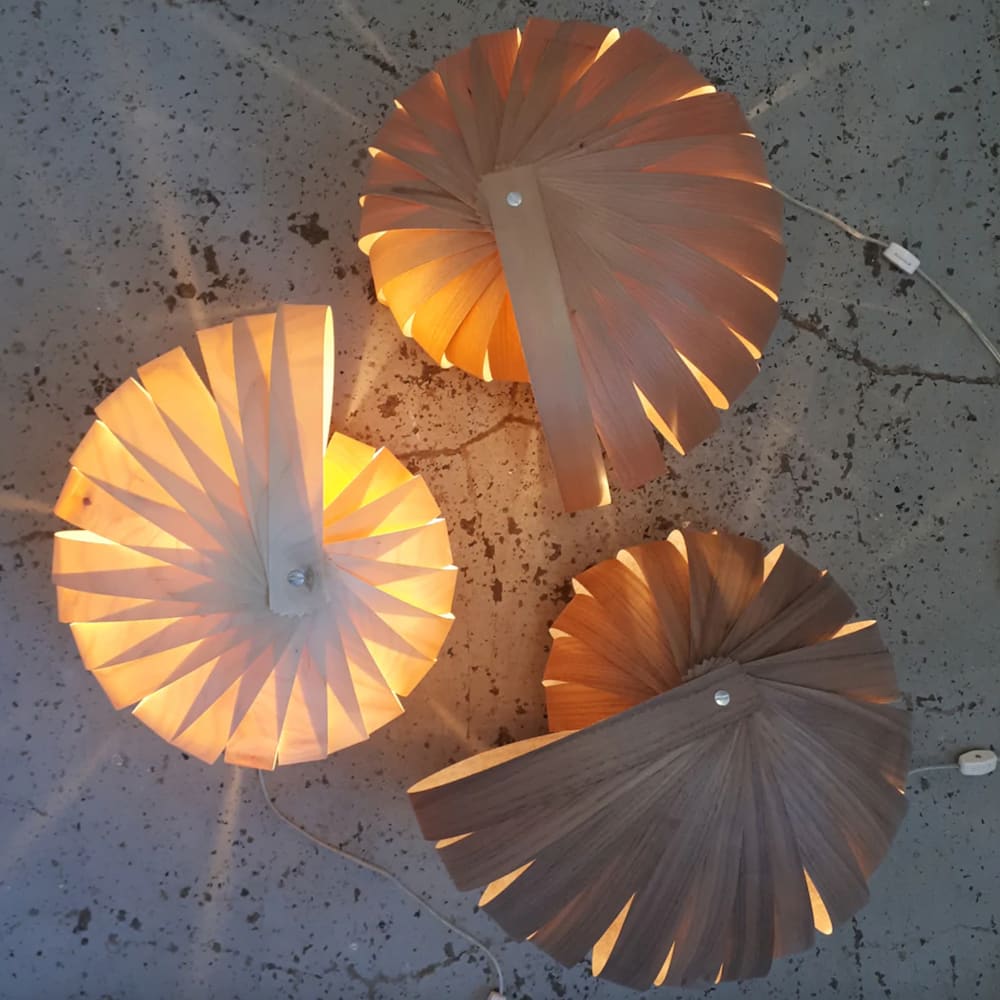 Trois lampes de table en rubans de bois sculptés en forme d'escargot