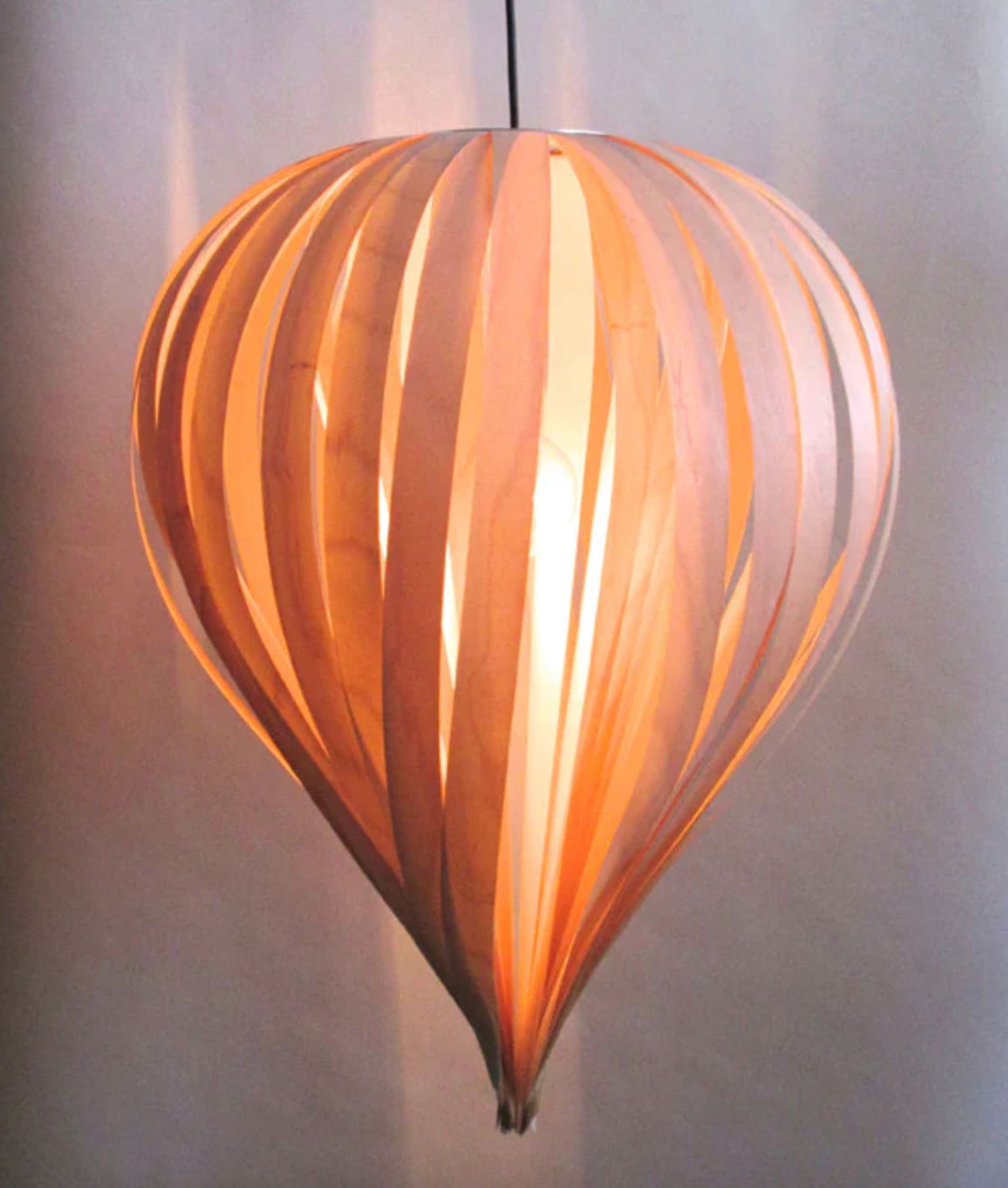 Lampe suspendue en rubans de bois, sculptée en forme de goutte