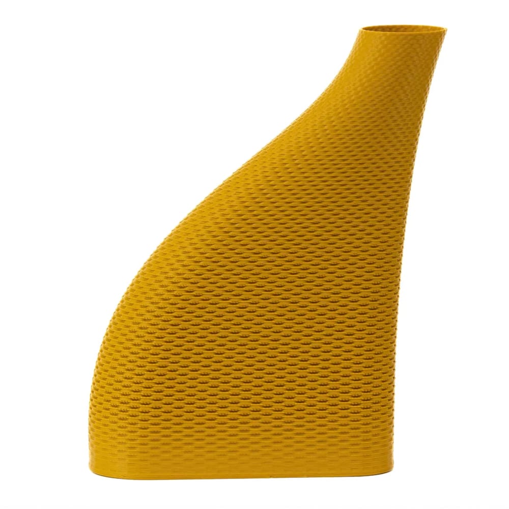 Vase à fleurs jaune de forme asymétrique, en plastique texturé façon osier