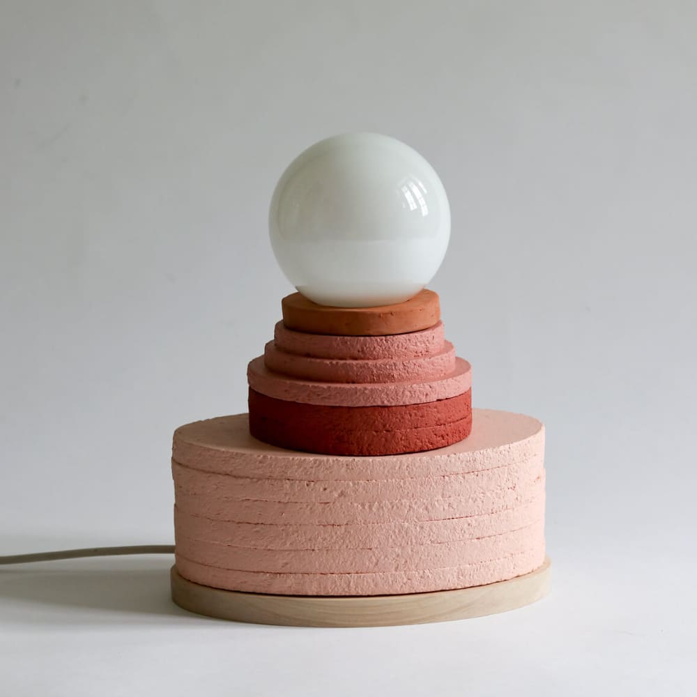 Lampe de table en papier recyclé, disques superposés et grosse ampoule sphérique, rose, rouge et orange