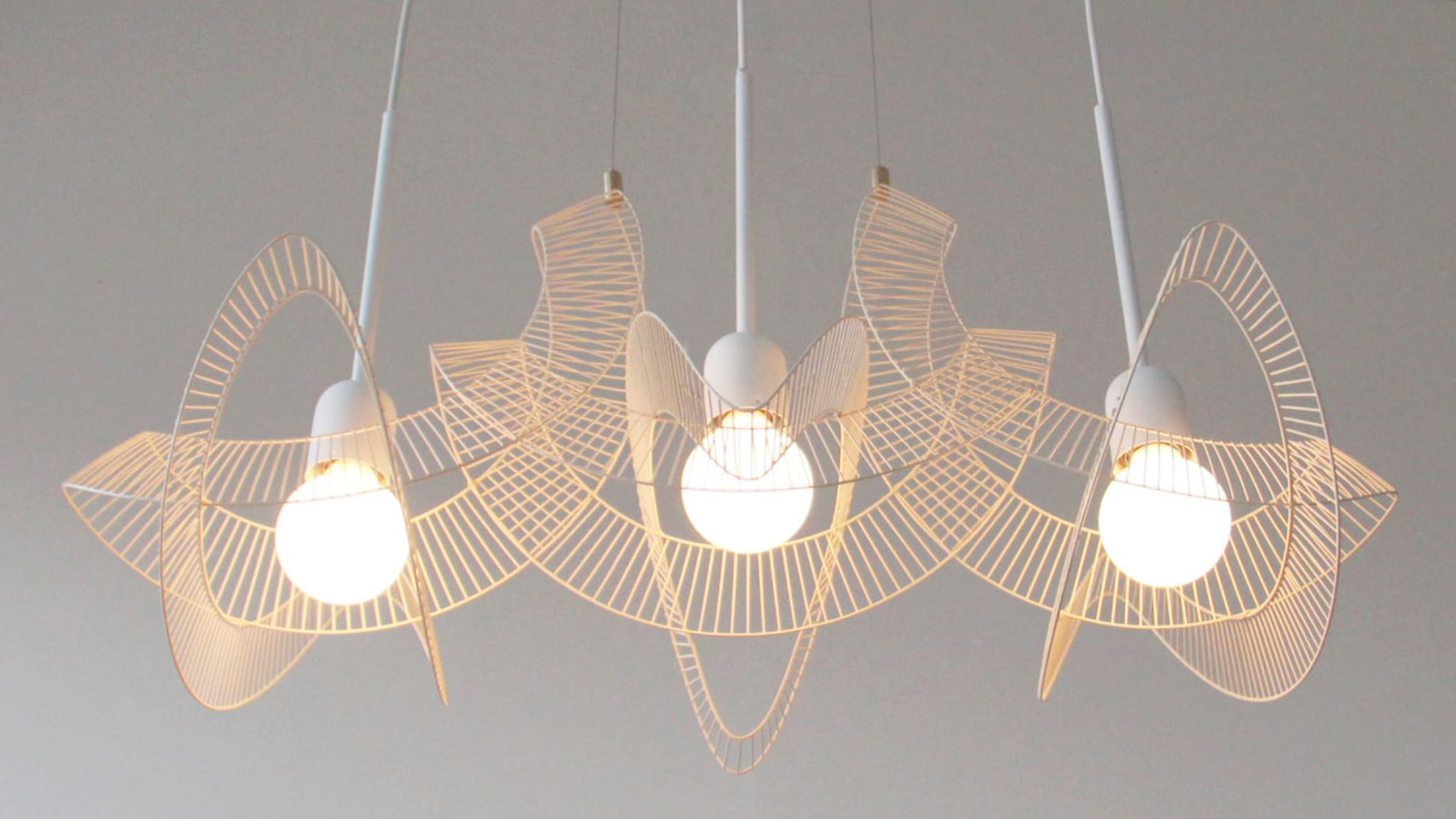 Lampe suspendue en grillage métallique de ventilateur sculpté blanc crème, trois grosse ampoules
