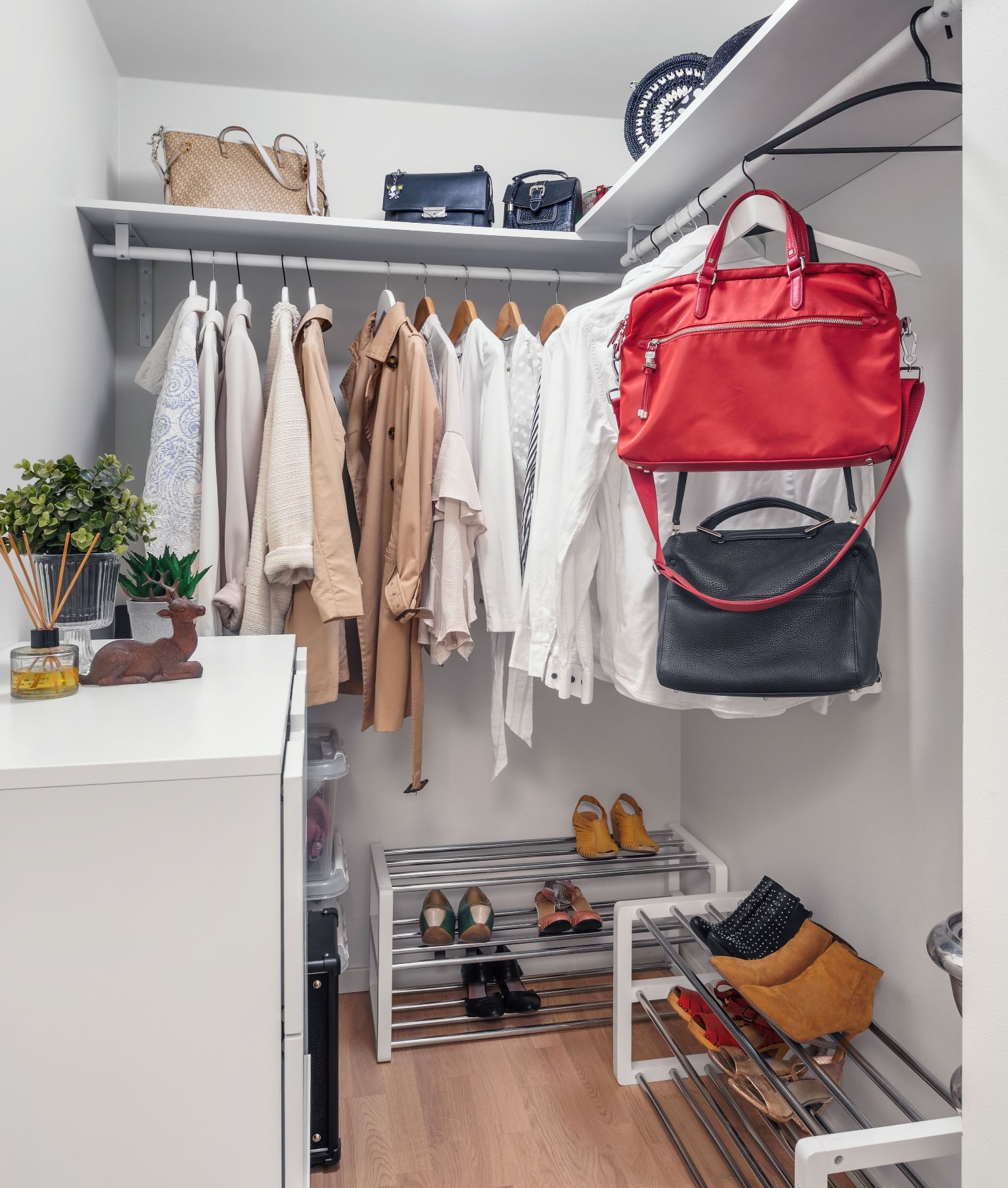 Placard avec vêtements, sacs et chaussures
