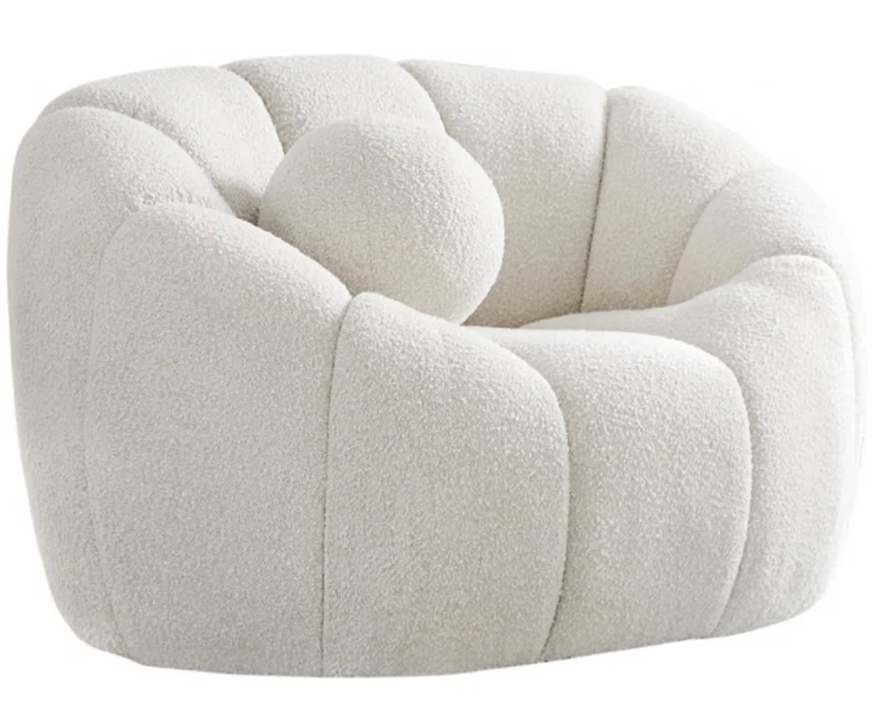 Fauteuil capitonné de forme boule, et coussin sphérique en laine bouclée blanc ivoire