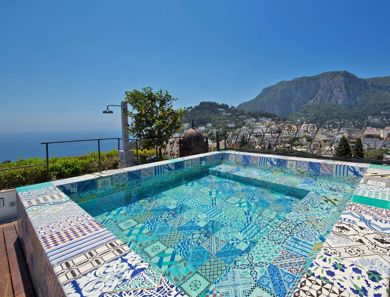 Belle piscine carrée, fond et terrasse en mosaïque de céramique multicolore