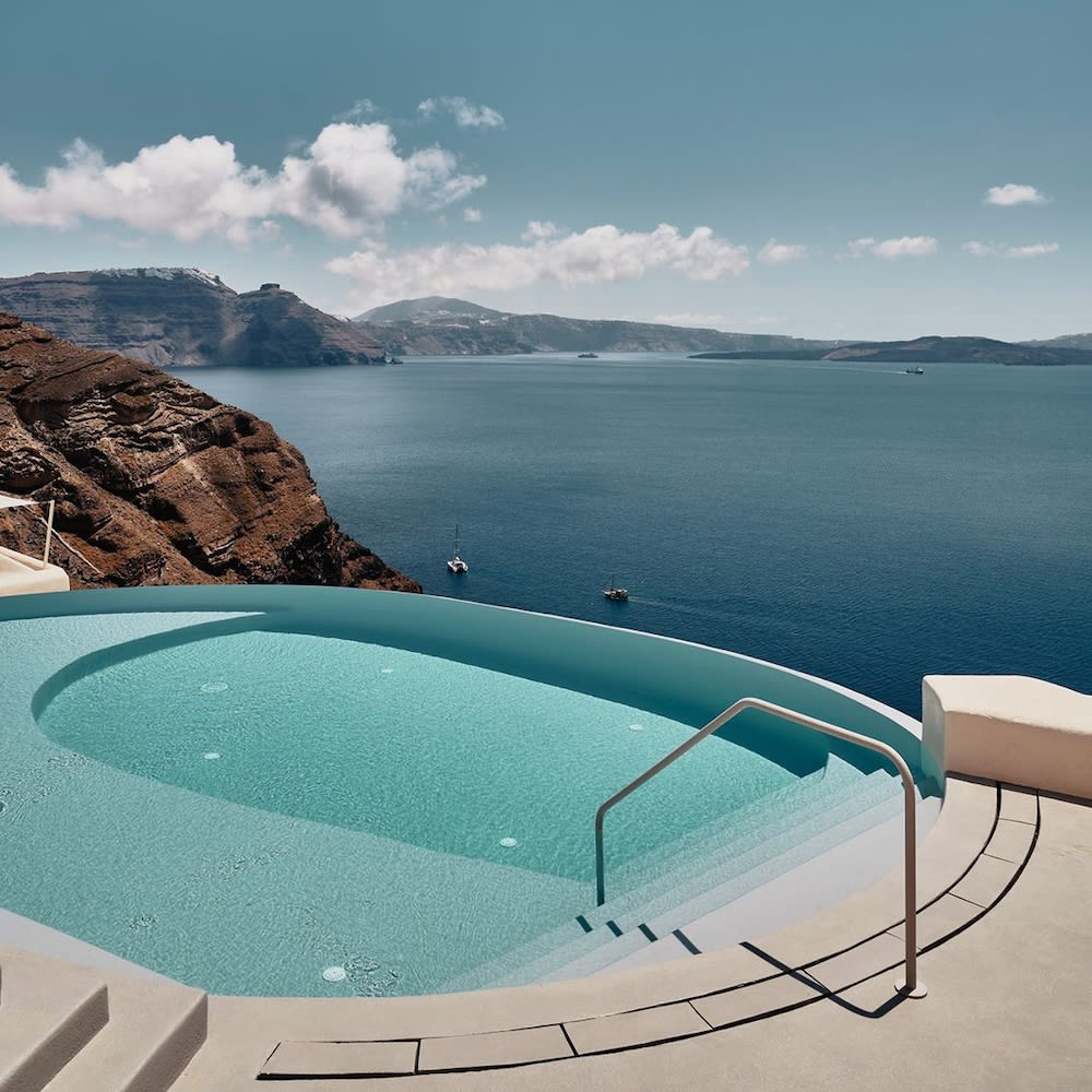 Belles piscines ovale à débordement, vue sur la mer en plongée