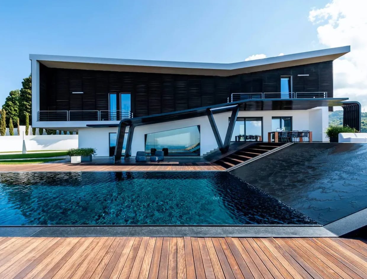 Belles piscines villa architecture contemporaine bassin fond sombre, avec pente et cascade d'eau