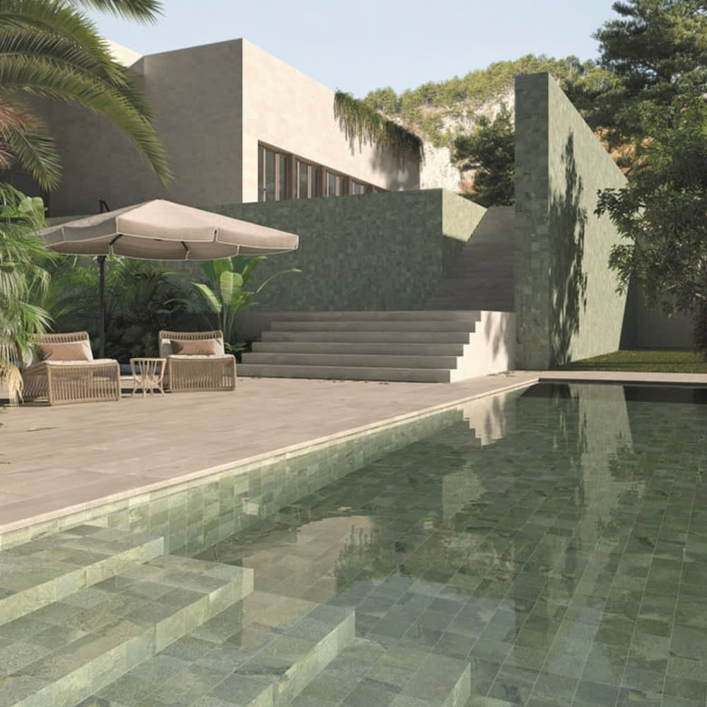 Belles piscines bassin avec escalier en pierres grises, terrasse avec parasol et deux chaises, villa architecture minimaliste