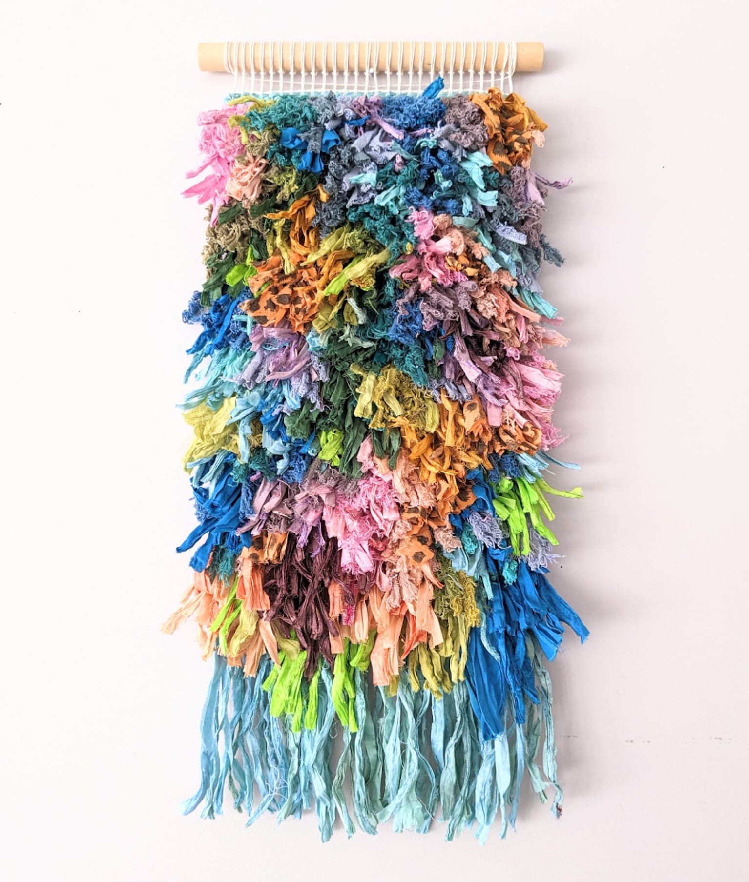 Déco voyage tissage macramé mural multicolore, accroché sur une tringle en bois