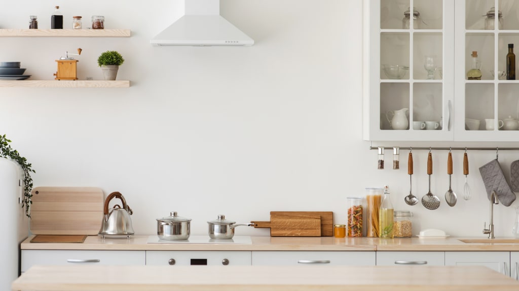 Petite cuisine blanche avec des décorations sur des tablettes