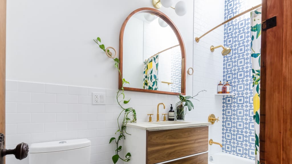 Salle de bain moderne avec un bain autoportant et des murs de céramique
