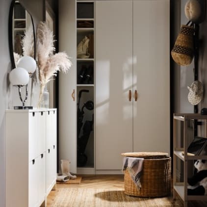 Petite entrée signée Ikea organisée avec plusieurs accessoires afin de tirer profit de l'espace