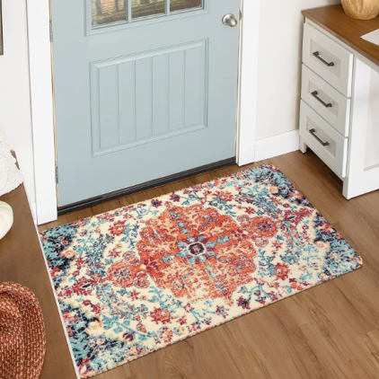 Tapis coloré au sol d'un petit hall d'entrée