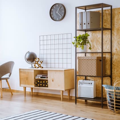 Meuble et étagère de rangement dans une chambre de garçon