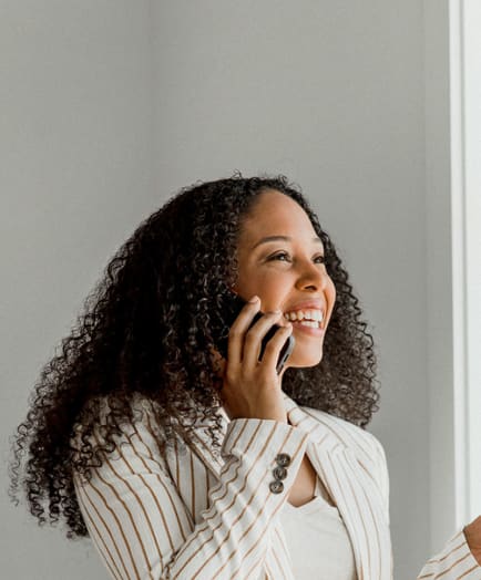 Femme qui parle au téléphone en souriant