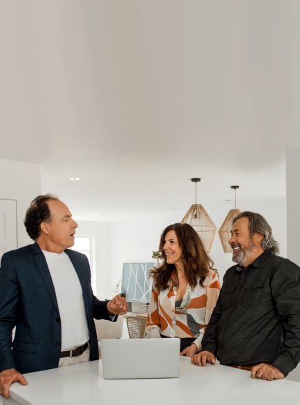 Courtier immobilier présentant des offres d’achat