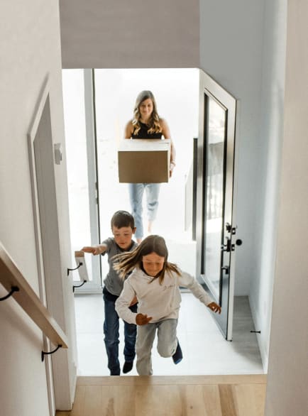 Enfants qui rentrent à la maison, suite à un déménagement