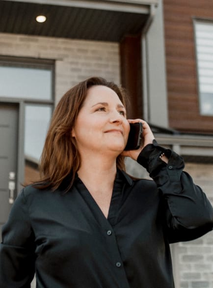 Courtière immobilière parlant au téléphone