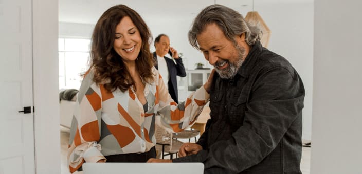 Couple heureux d’avoir concrétisé la vente ou l’achat d’une propriété