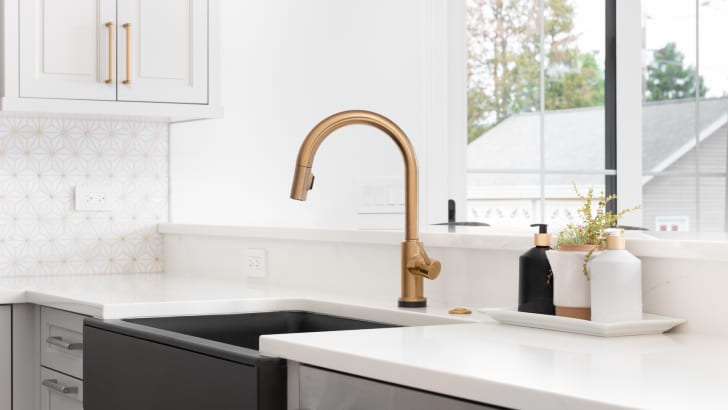 Robinet doré dans une cuisine blanche