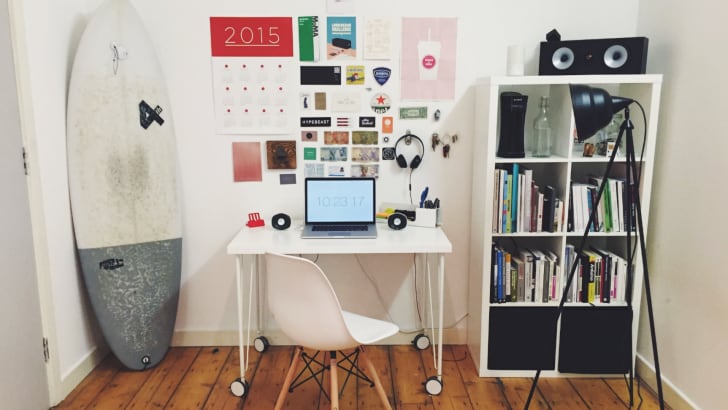 Bureau à domicile organisé avec rangement