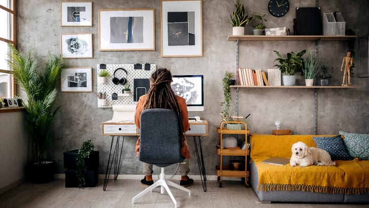Bureau à domicile avec tableau d'affichage et œuvres d'art au mur