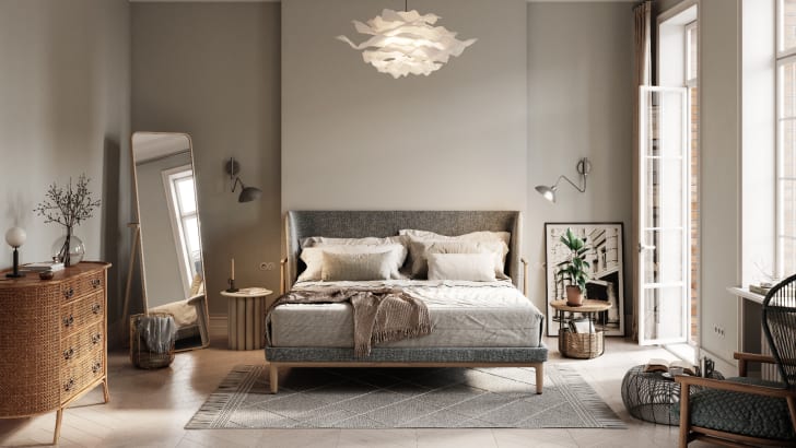 Chambre lumineuse et spacieuse avec un grand miroir sur pied