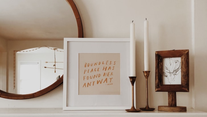Mantel adorned with decorative pieces