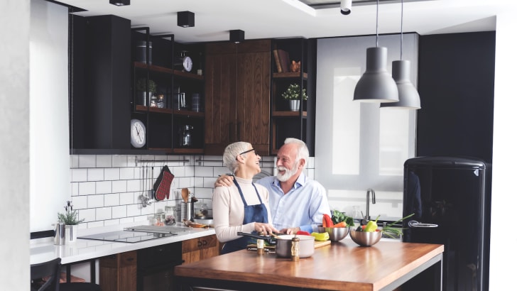Couple âgé riant dans une cuisine