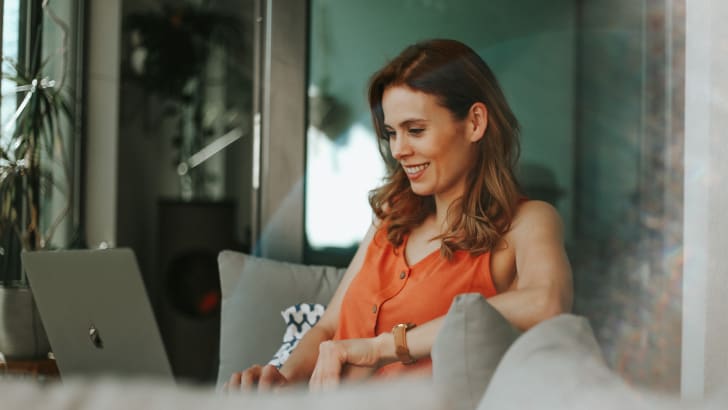 Femme regardant l'ordinateur en souriant