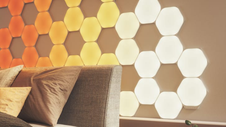 Mur avec des panneaux Nanoleaf