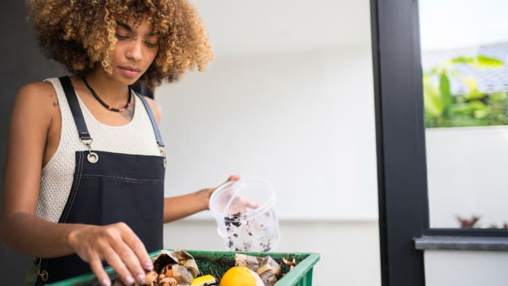 Femme entretenant son compost