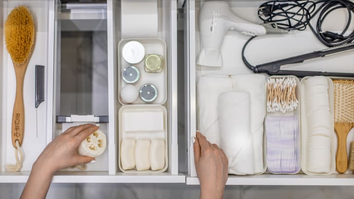 Tiroir contenant des produits cosmétiques et de salle de bains bien rangés