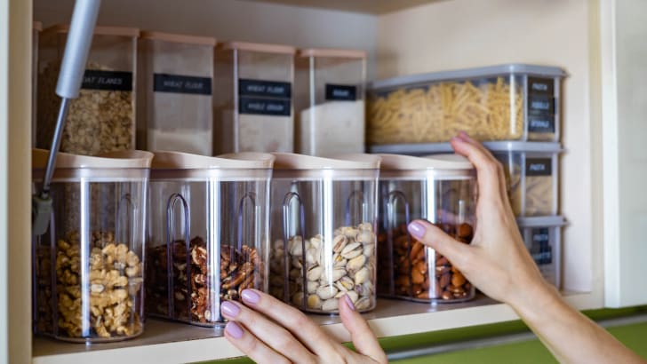 Aliments rangés dans des récipients transparents dans le placard