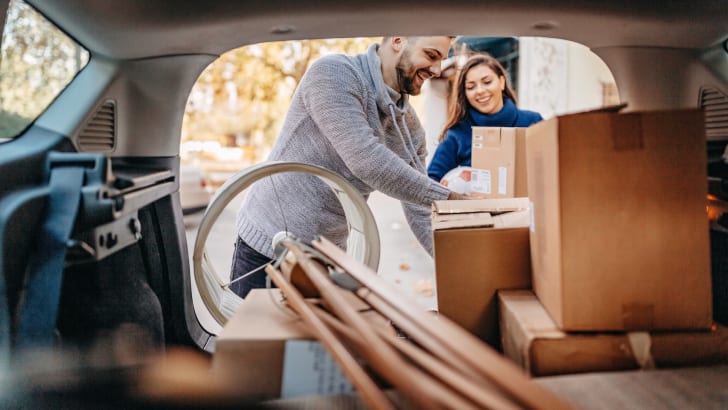 Jeune couple emménageant dans un nouvel appartement avec camionnette