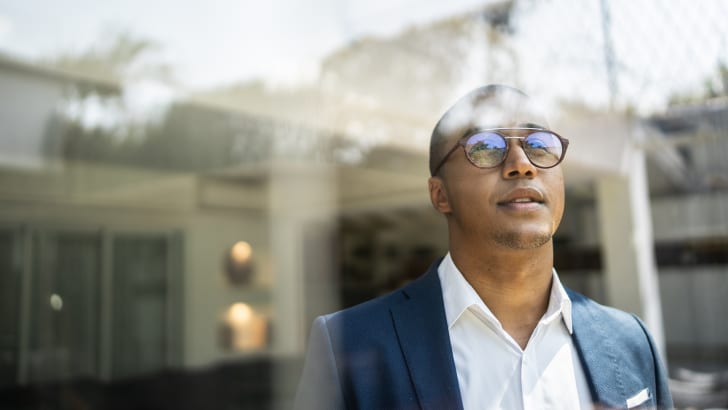 Homme d'affaires regardant dehors