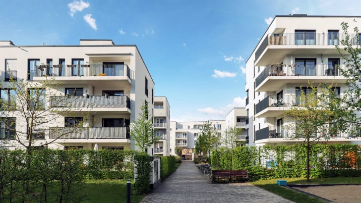 Grands immeubles locatifs blancs