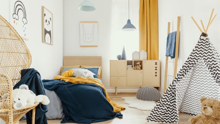 Commode en bois élégante dans une chambre d'enfant lumineuse avec poster au mur