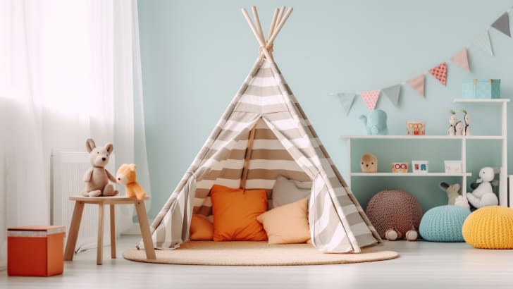 Intérieur d'une chambre d'enfant avec tente de jeu et décor aux couleurs pastel