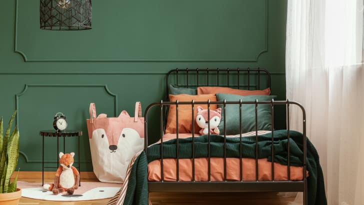 Mur vide vert foncé d'une chambre à coucher industrielle et urbaine