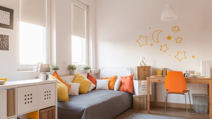 Accessoires jaunes et orange dans une chambre d'enfant moderne