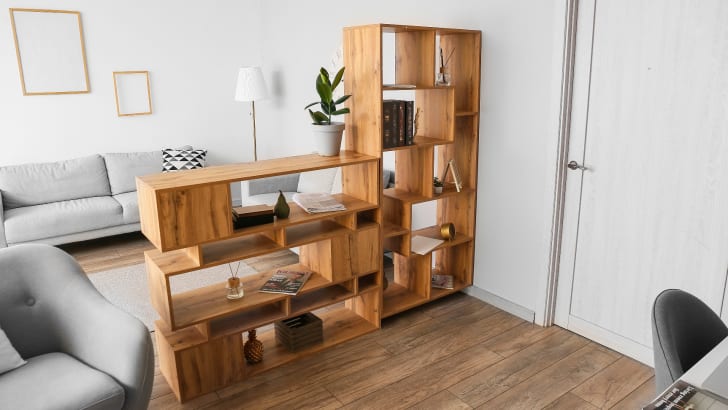 Bibliothèque en bois divisant une pièce en deux