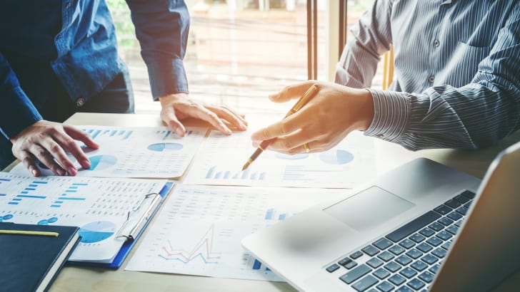 Feuilles avec des statistiques et des chiffres