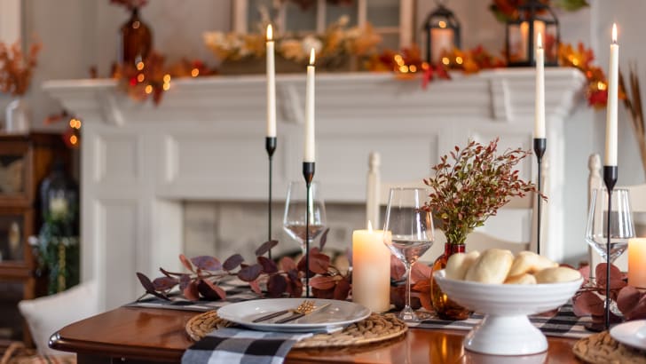 Table élégante mise pour un souper de l’Action de grâce avec chandelles blanches et beaux couverts