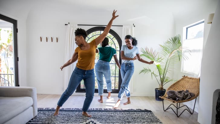 Femmes qui dansent dans le salon