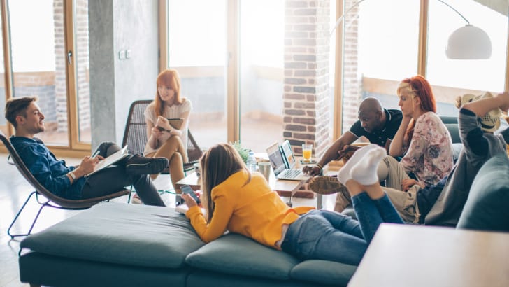 Amis se reposant dans le salon
