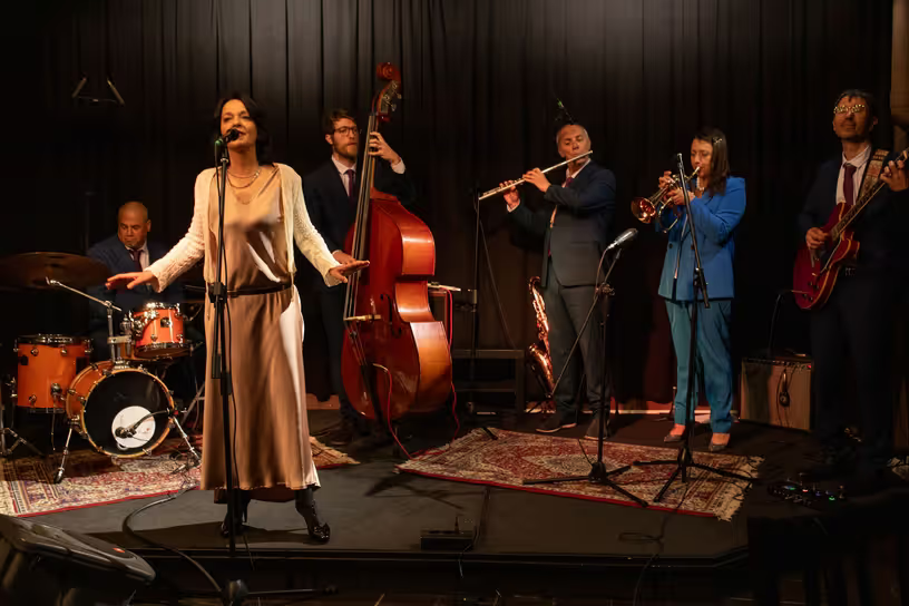 Jazzamuri Band performing