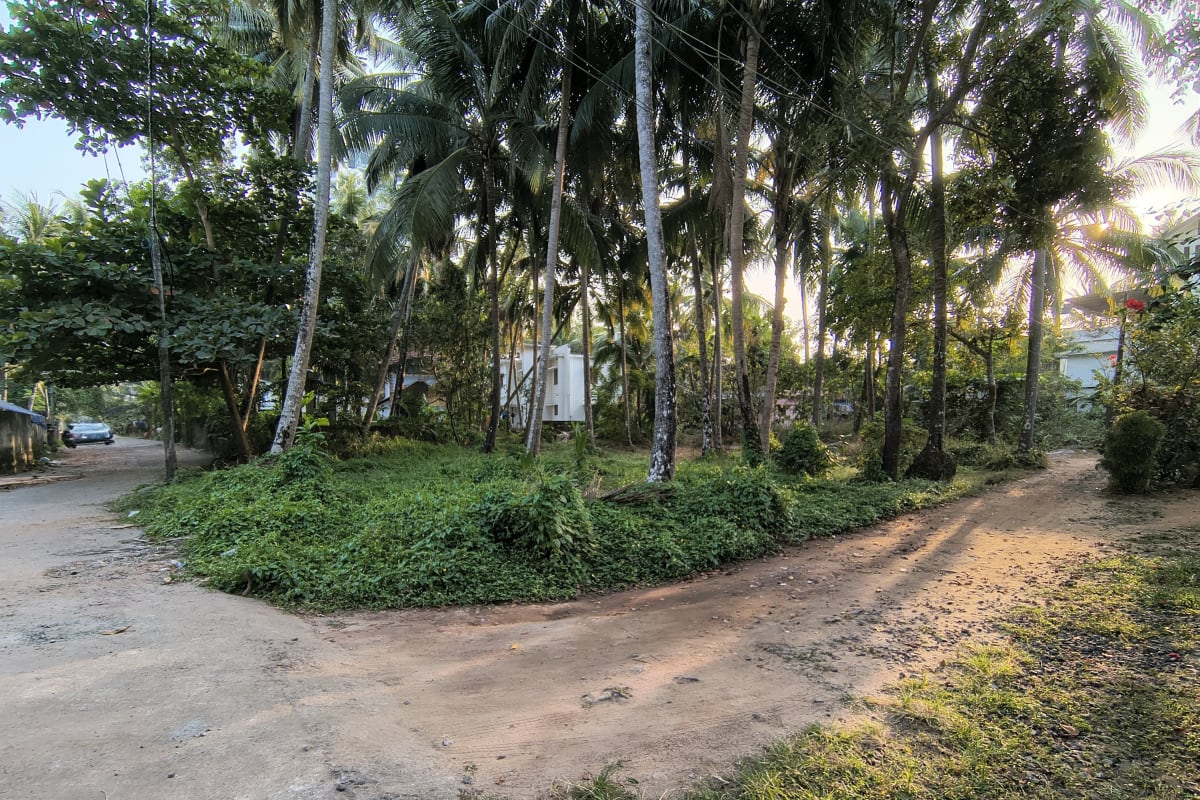 Plot near Bhatt Road Beach, West Hill