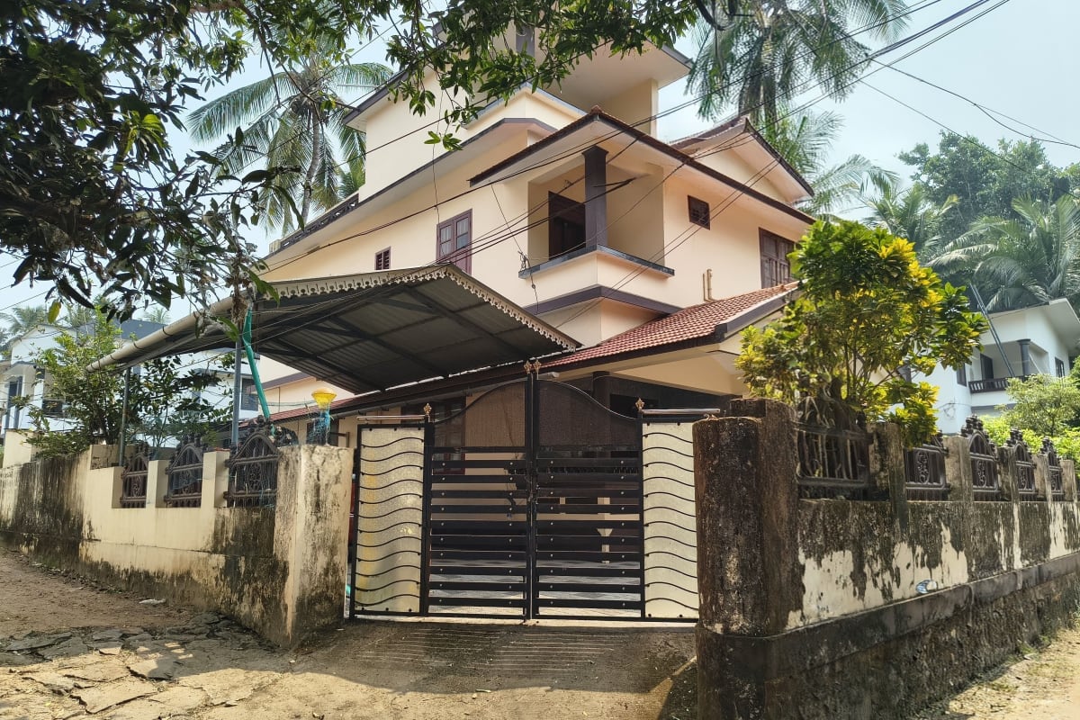 5 BHK House in 6 Cents, Naduvattum
