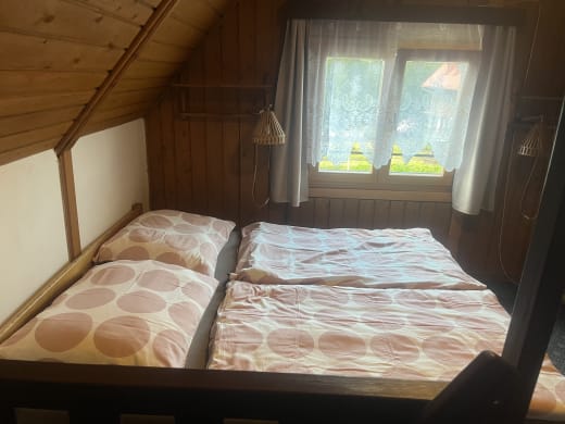 Obývací pokoj s dřevěnými prvky